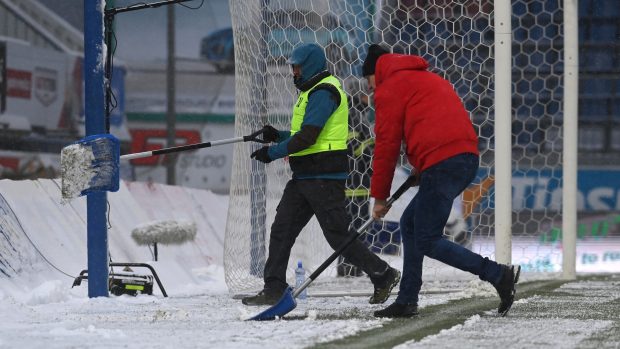 Odklízení sněhu před utkáním Olomouce se Slováckem