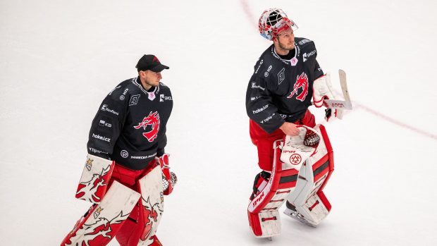 Třinečtí brankáři Ondřej Kacetl a Marek Mazanec