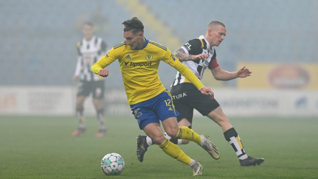 Fotbalisté David Tkáč ze Zlína a Petr Kodeš z Hradce Králové