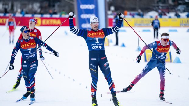 Běžec na lyžích Lucas Chanavat (startovní číslo 1) ovládl úvodní závod prestižního etapového závodu Tour de Ski