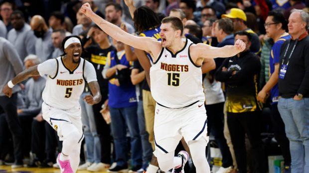 Basketbalista Nikola Jokić (číslo 15) slaví se spoluhráči vítězství nad Golden State