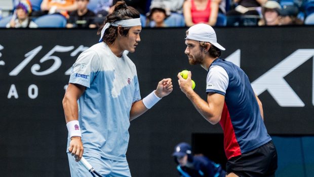 Třiadvacetiletý Macháč nestačil v semifinále s Číňanem Čang Č&#039;-čenem na indicko-australský pár Rohan Bopanna, Matthew Ebden 3:6, 6:3, 6:7