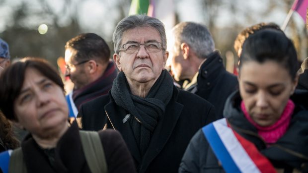 Zakladatel strany La France Insoumise Jean-Luc Mélenchon se dívá mezi poslankyněmi LFI Elisou Martin a Sophií Chikirou na demonstraci za příměří v Gaze a za solidaritu s palestinským lidem před sídlem OSN v Ženevě 3. února 2024