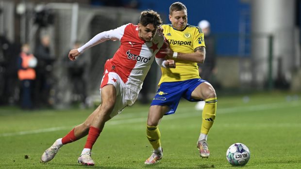 Mojmír Chytil, Tomáš Čelůstka. Utkání 17. kola první fotbalové ligy: FC Zlín - Slavia Praha, 14. února 2024, Zlín. Zleva Mojmír Chytil ze Slavie a Tomáš Čelůstka ze Zlína