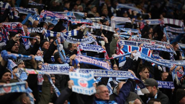 Fanoušci Hansy Rostock v zápase s Hamburkem