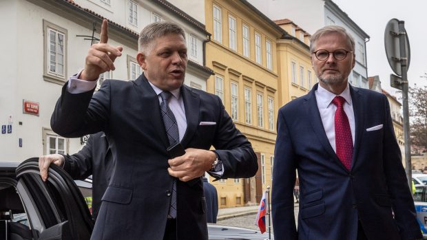 Robert Fico a Petr Fiala na summitu V4 v Praze