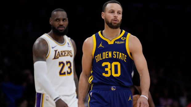 Basketbalisté LeBron James z Lakers a Stephen Curry z Warriors