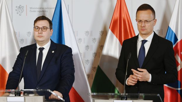 Český ministr zahraničí Jan Lipavský (Piráti) a jeho maďarský protějšek Péter Szijjártó na tiskové konferenci po jednání Visegrádské skupiny v Praze