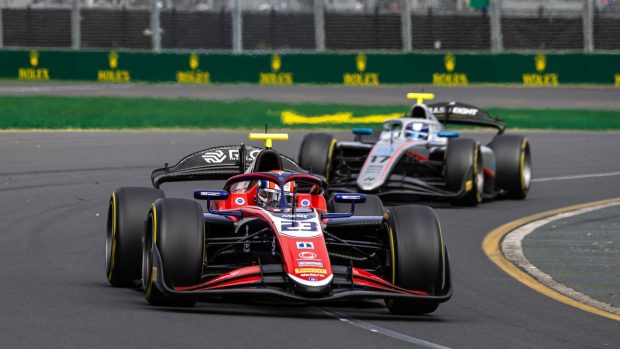 Český závodník Roman Staněk vyhrál po penalizaci Francouze Isacka Hadjara sprint formule 2 v Melbourne a získal v šampionátu, který je předstupněm pro elitní formuli 1, premiérové vítězství