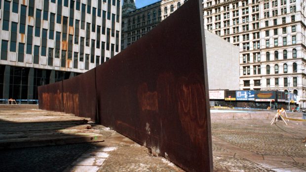 Tilted Arc (Nahnutý oblouk), stěna z rezivějící oceli, čeká 11. března 1989 na odstranění - Federal Plaza, Manhattan, New York