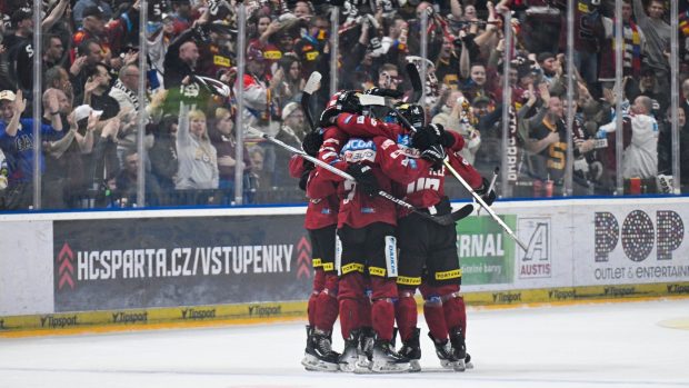 Hokejisté Sparty zvítězili ve druhém utkání semifinále play- off extraligy doma nad mistrovským Třincem 3:2 v prodloužení a vedou 2:0 na zápasy