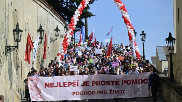 Pochod Hnutí pro život vyrazil po 14.00 z Hradčanského náměstí