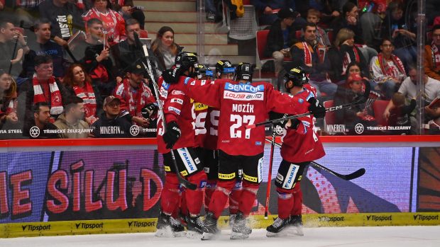 Sparta porazila Třinec 3:2 po prodloužení. V neděli může slavit postup do finále