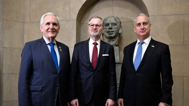 Český premiér Petr Fiala (uprostřed) spolu s členy Sněmovny reprezentantů Lloydem Doggetem (vlevo) a Mario Diaz-Balartem (vpravo) u busty Václava Havla v americkém Kongresu
