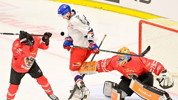 Jáchym Kondelík tečuje střelu v brankovišti ve čtvrtečním duelu Česka proti Rakousku (archivní foto)