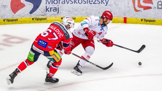 Slovenští hokejisté v barvách Pardubic Matej Paulovič a Vladimír Dravecký z Třince