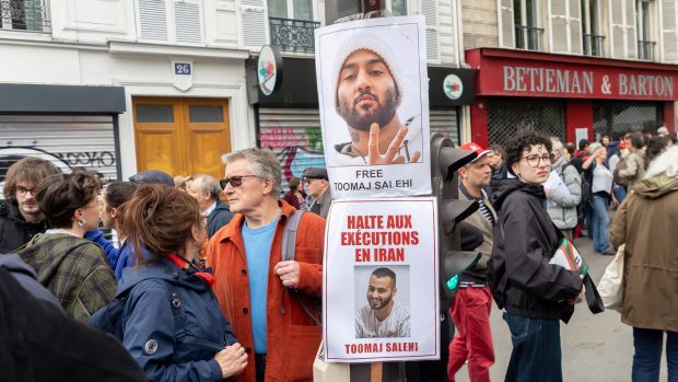 Květnová demonstrace v Paříži za osvobození rappera Túmadžího Sáliha