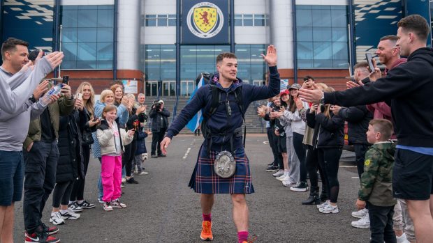 Skota Craiga Fergusona na cestě z Glasgow vyprovázely na začátku května desítky fanoušků