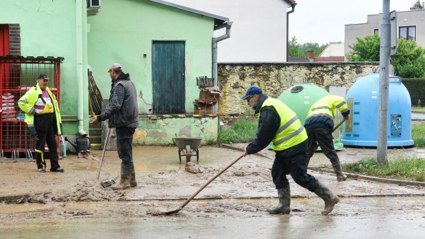 Na odklízení následků velké vody pracuje zhruba 20 lidí