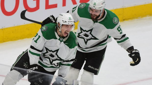 Jason Robertson a Tyler Seguin z Dallasu slaví gól