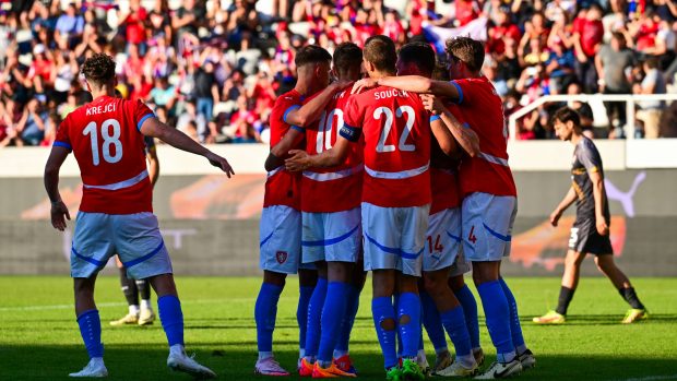 Čeští fotbalisté se radují z vítězství 2:1 nad Severní Makedonií