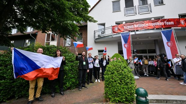 České fotbalisty přivítal hotelový personál v Hamburku vlajkami