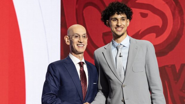 Komisionář NBA Adam Silver s jedničkou draftu Zacchariem Risacherem