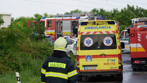 Při srážce rychlíku a autobusu na jihu Slovenska zemřelo pět lidí
