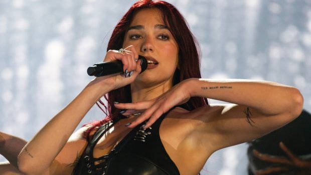 Zpěvačka Dua Lipa na festivalu v Glastonbury