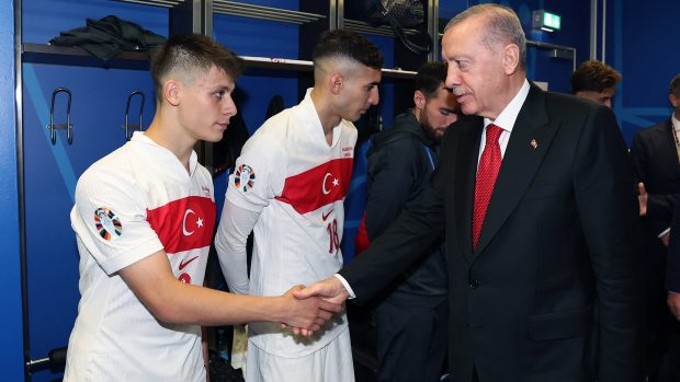 Arda Güler si podává ruku s tureckým prezidentem Recepem Tayyip Erdogan