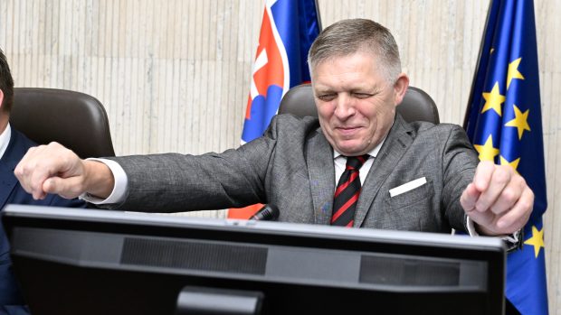 Slovenský premiér Robert Fico se fyzicky vrátil do práce