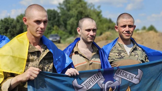 Propuštění ukrajinští vojáci při výměně zajatců mezi Ruskem a Ukrajinou