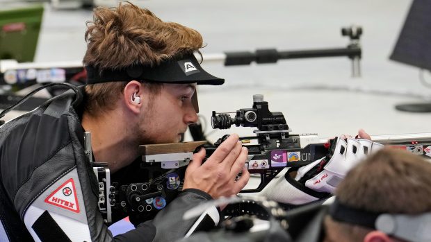 Sportovní střelec Jiří Přívratský ve finále třípolohového závodu na olympijských hrách v Paříži