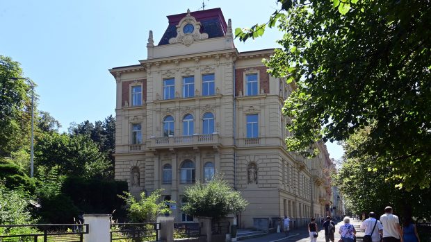 Budova na nábřeží Jana Palacha v Karlových Varech, ve které sídlí pobočka Západočeské univerzity v Plzni