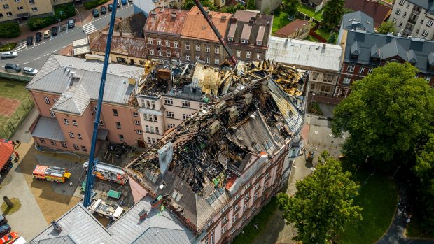 Základní a mateřská škola Český Těšín Kontešinec a Obchodní akademie Český Těšín po požáru (foto z roku 2024)