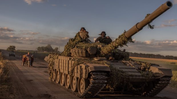 Ukrajinští vojáci na tanku T-72 v Kurské oblasti