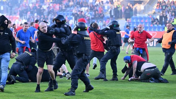 Finále Mol Cupu v roce 2024 mělo dohru v podobě bitky mezi fanoušky Sparty, Plzně a také policií