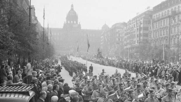 českoslovenští letci pochodovali rozjásanou Prahou až na Staroměstské náměstí