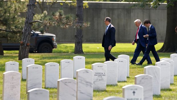 Trump pak pokračoval na hřbitov s fotografem své kampaně, i když to pravidla zakazují