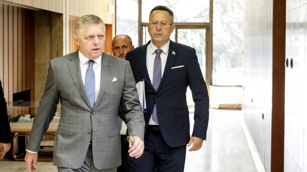 Premiér Robert Fico následovaný ministrem financí Ladislavem Kamenickým (oba Směr)