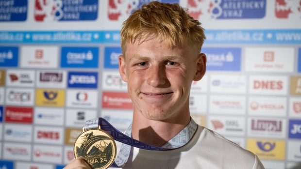 Český desetibojař Tomas Järvinen se zlatou medailí z juniorského mistrovství světa v Peru