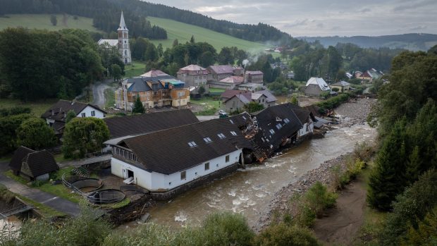 Následky rozbouřené Černé Opavy ve Vrbně pod Pradědem v místní části Mnichov