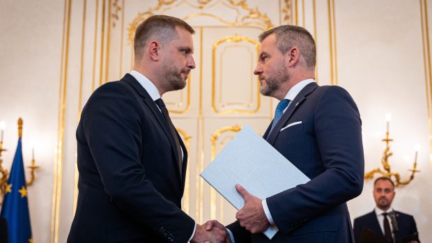 Slovenský prezident Peter Pellegrini (vpravo) ve čtvrtek jmenoval do čela ministerstva zdravotnictví dosavadního státního tajemníka ministerstva hospodářství Kamila Šaška