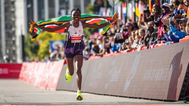 Maratonská běžkyně Ruth Chepngetichová z Keni v cílové rovince závodu v Chicagu v roce 2024, kde stanovila tehdejší světový rekord