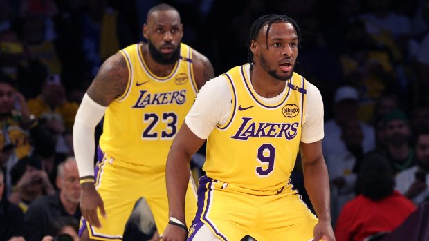 Basketbalisté Lebron James (v pozadí) a Bronny James v dresu Los Angeles Lakers