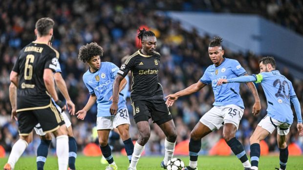 Victor Olatunji v souboji s několika hráči Manchesteru City