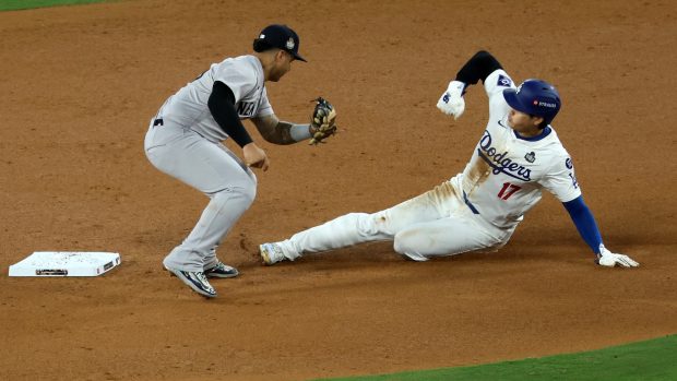 Šohei Ohtani v závěru sedmé směny při pokusu o krádež mety