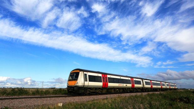 Vlak společnosti Greater Anglia projíždějící hrabstvím Cambridgeshire v Anglii