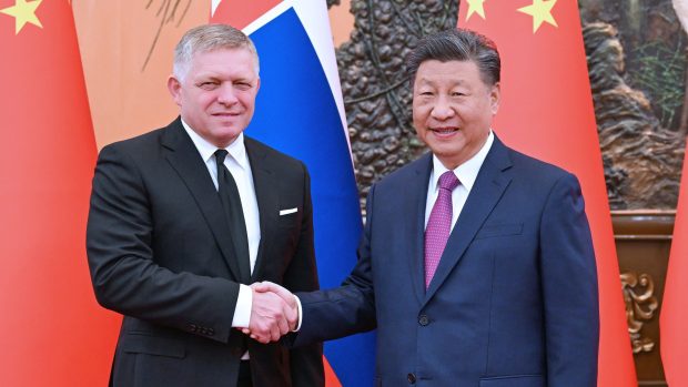 Čínský prezident Si Ťin-pching se ve Velké síni lidu v Pekingu setkává se slovenským premiérem Robertem Ficem, na jeho oficiální návštěvě Číny