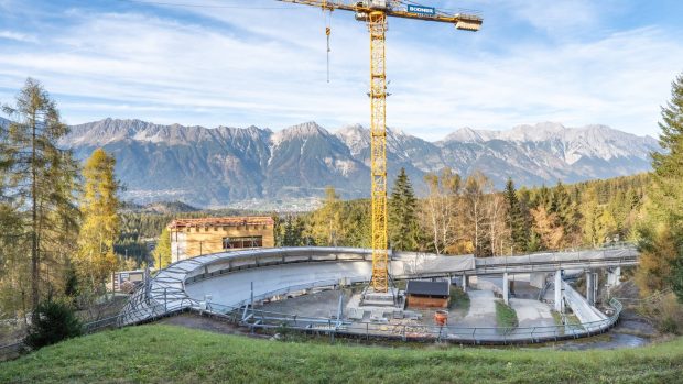 Ledové koryto v Iglsu, jež prošlo v minulých měsících rekonstrukcí a přestavbou za 30 milionů eur, opakovaně nezískalo homologaci a kvůli obavám o bezpečnost závodníků nebude v olympijské sezoně součástí seriálu